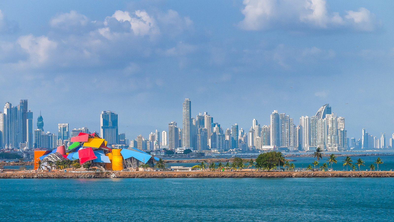 Vista panorámica de Ciudad de Panamá con el Biomuseo en primer plano