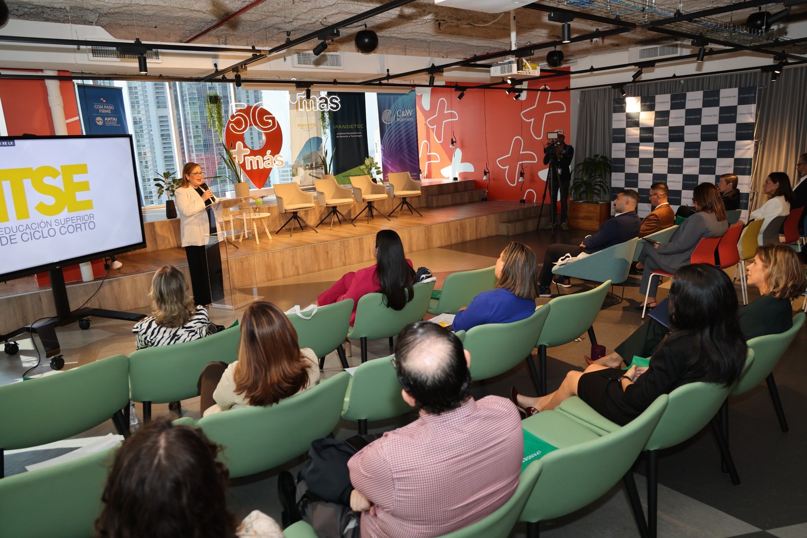 Asistentes al Foro de Privacidad y Protección de Datos de Panamá 2026 en la sede de Cable & Wireless Business