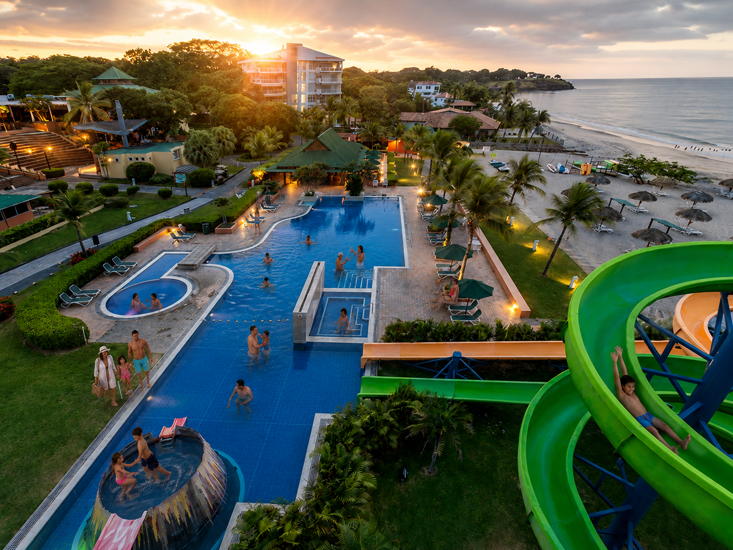 Vista panorámica de las piscinas, la playa y las instalaciones de Grand Decameron Panamá
