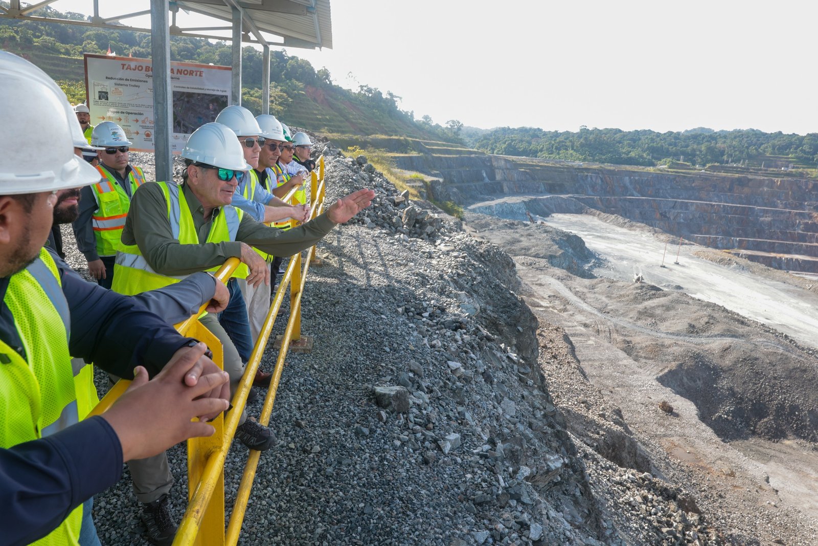 Juan Carlos Navarro y técnicos inspeccionan el tajo de Cobre Panamá