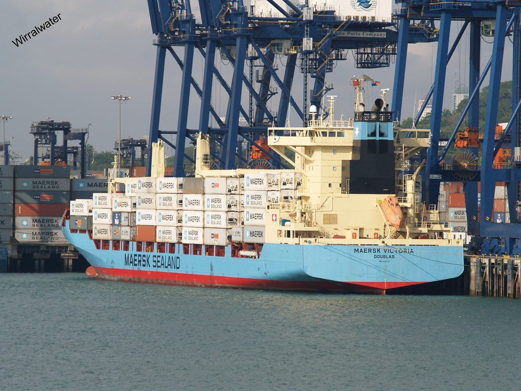 Buque portacontenedores en una terminal de carga