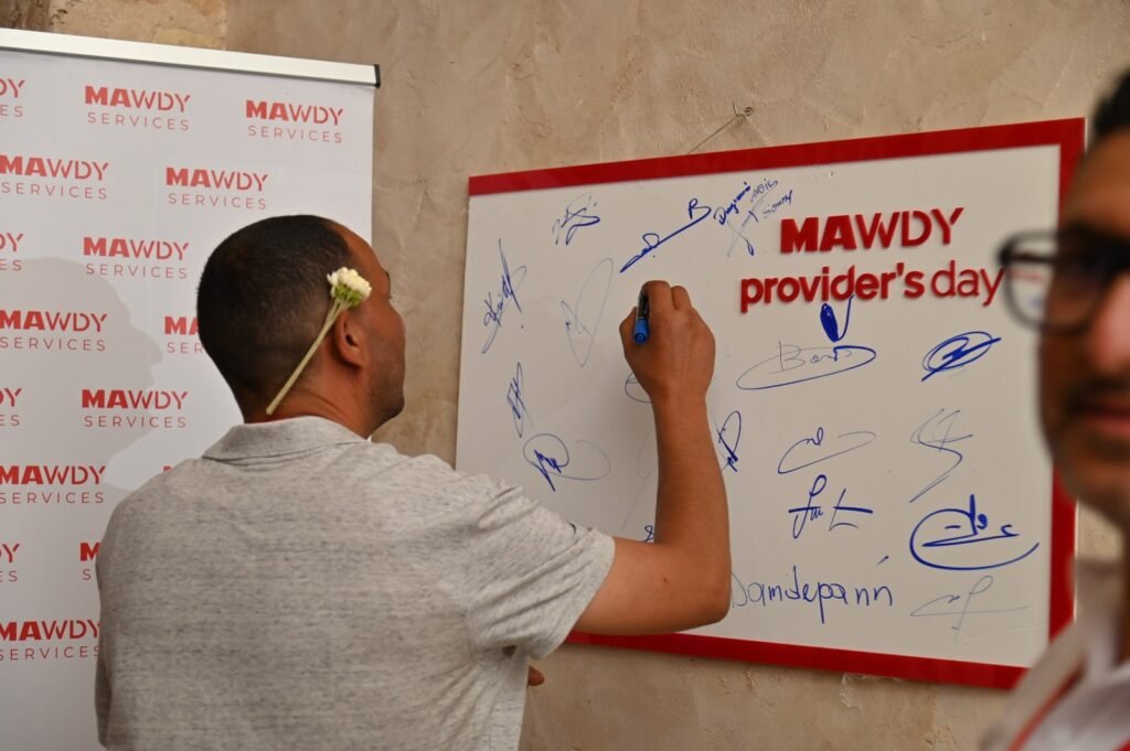 Proveedor firma el panel conmemorativo del primer MAWDY Provider’s Day celebrado en Panamá