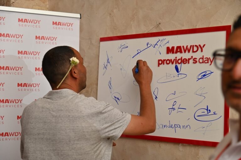 Proveedor firma el panel conmemorativo del primer MAWDY Provider’s Day celebrado en Panamá