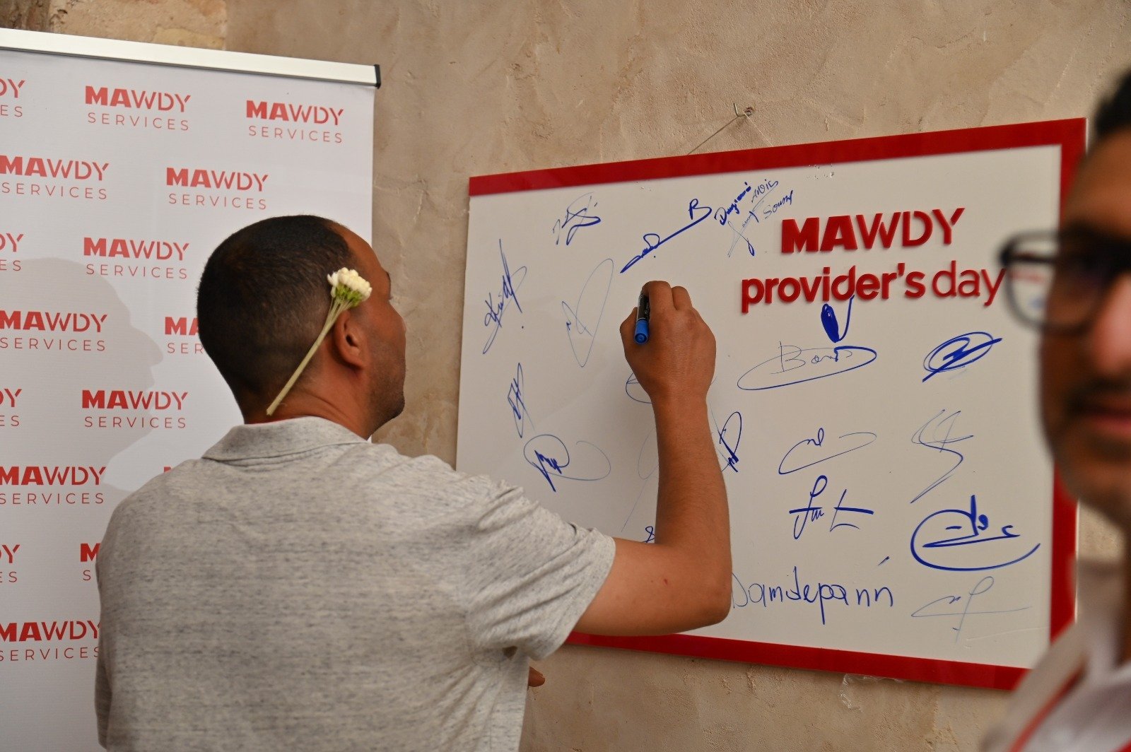 Proveedor firma el panel conmemorativo del primer MAWDY Provider’s Day celebrado en Panamá