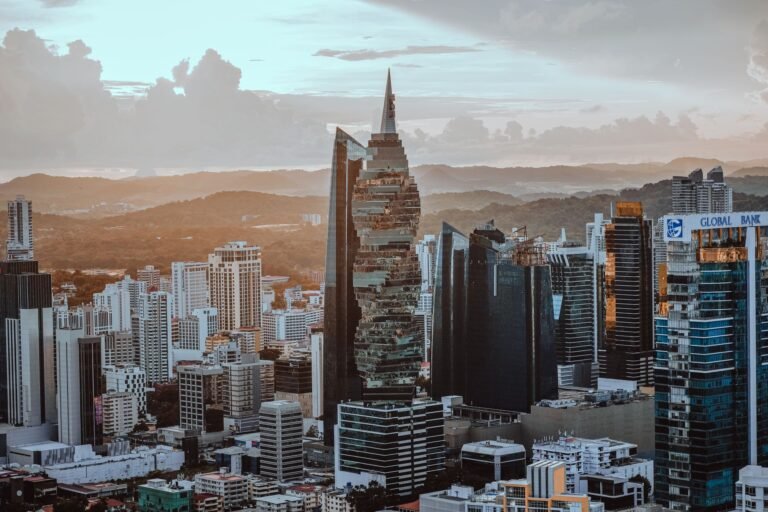 Panorama de los edificios de Ciudad de Panamá al atardecer