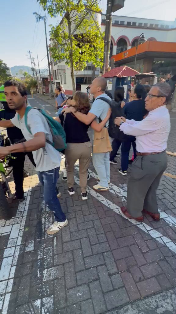Personas en una calle de Colombia después del movimiento sísmico
