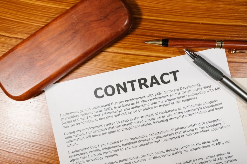 Documentos de un contrato de seguros sobre una mesa