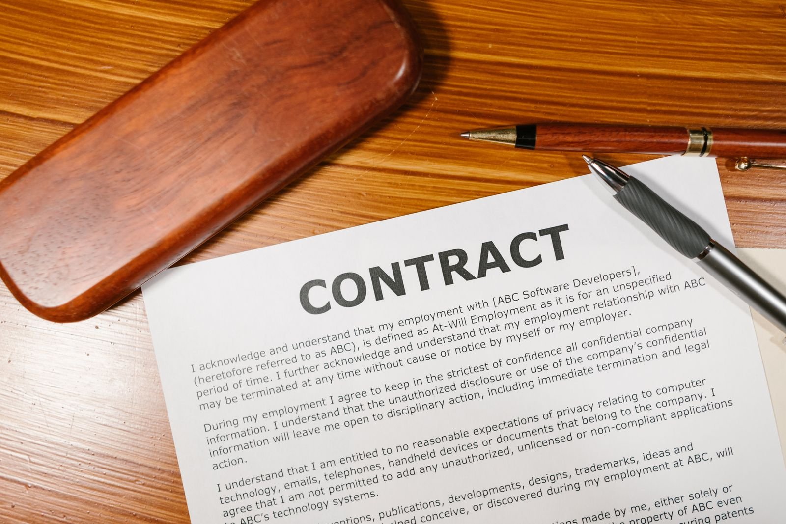 Documentos de un contrato de seguros sobre una mesa