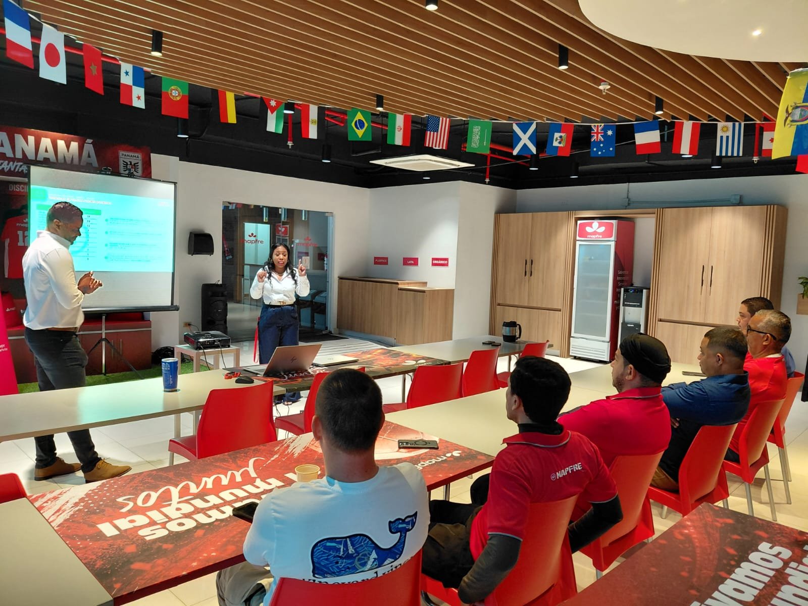 Proveedores participan en una jornada de capacitación de MAWDY y Mapfre Panamá