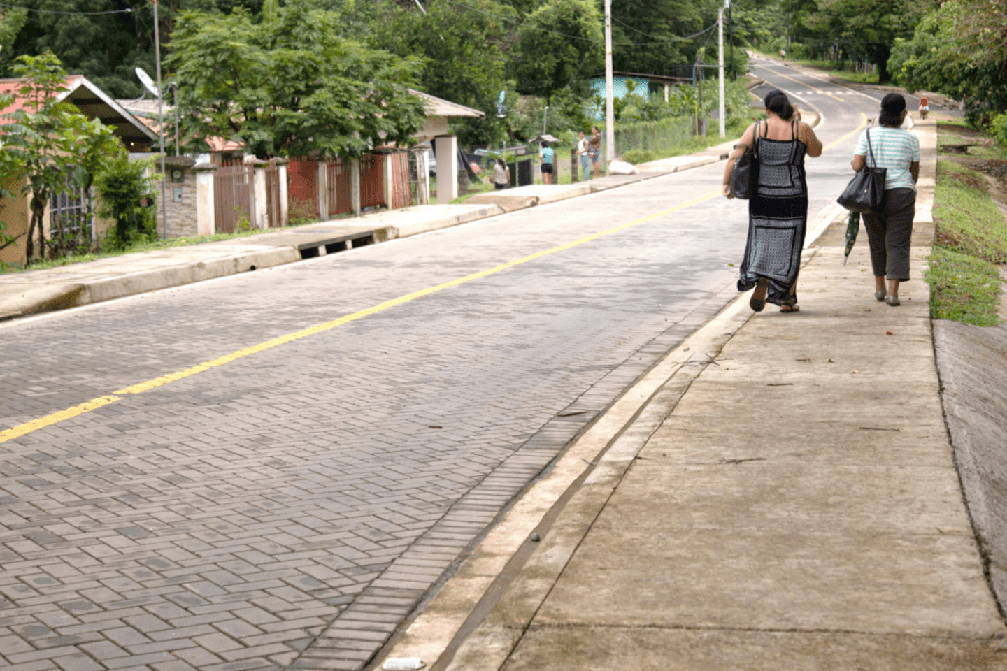 Dos mujeres caminan junto a una vía rehabilitada en la comarca Ngäbe-Buglé