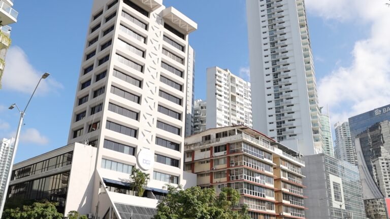 Edificio sede de la Dirección General de Ingresos entre torres de Ciudad de Panamá