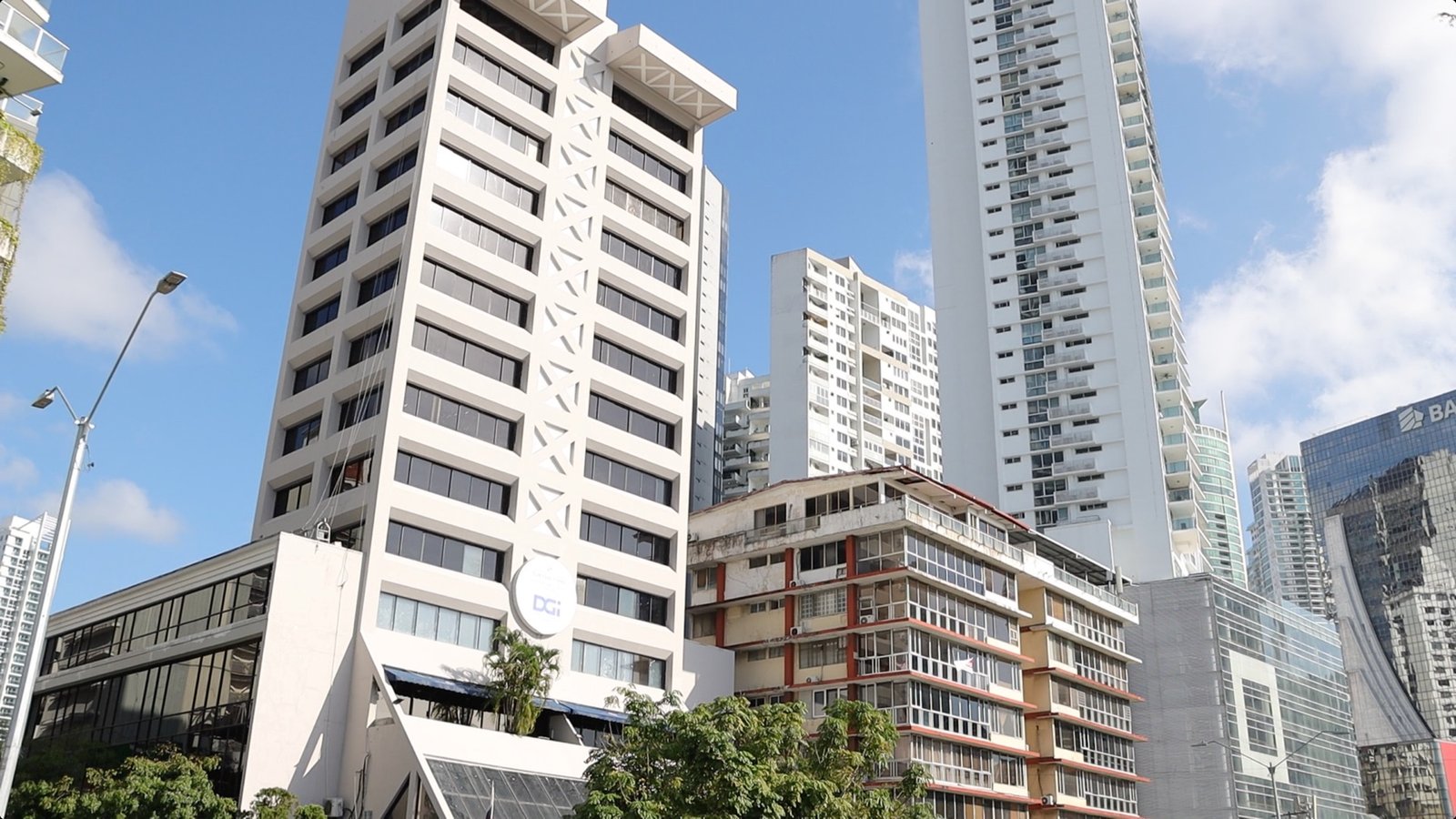 Edificio sede de la Dirección General de Ingresos entre torres de Ciudad de Panamá