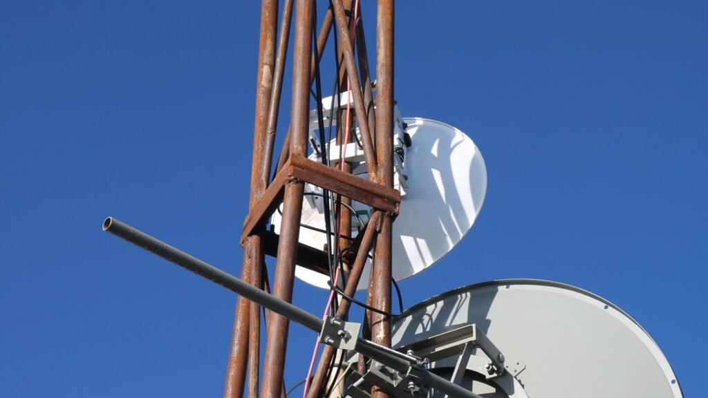 Antenas parabólicas instaladas en una torre de telecomunicaciones