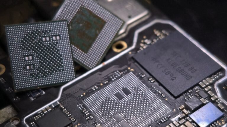 Varios microchips colocados sobre una tarjeta electrónica