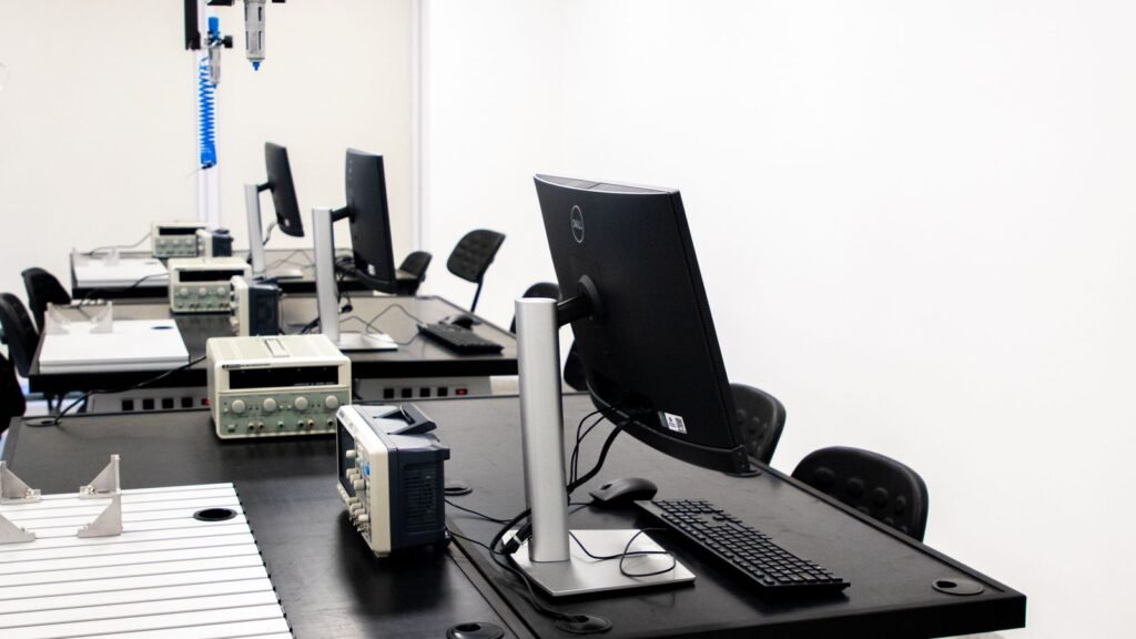 Laboratorio de electrónica con computadoras e instrumentos de medición