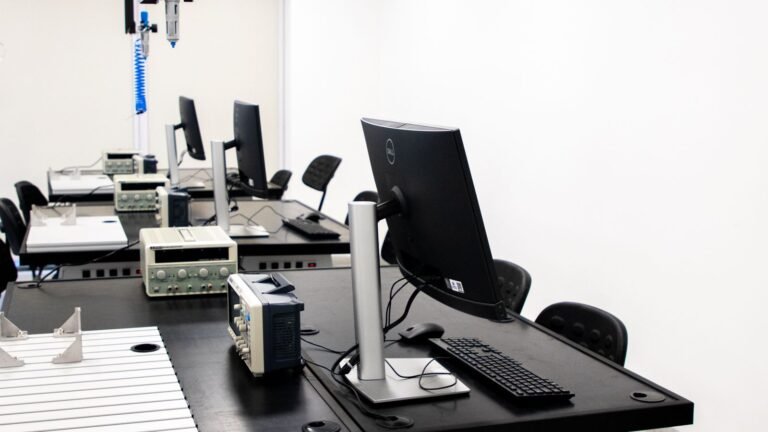 Laboratorio de electrónica con computadoras e instrumentos de medición