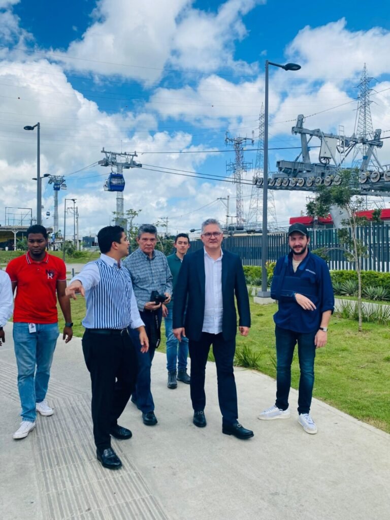 Delegación panameña junto a las cabinas y torres del teleférico de Santo Domingo