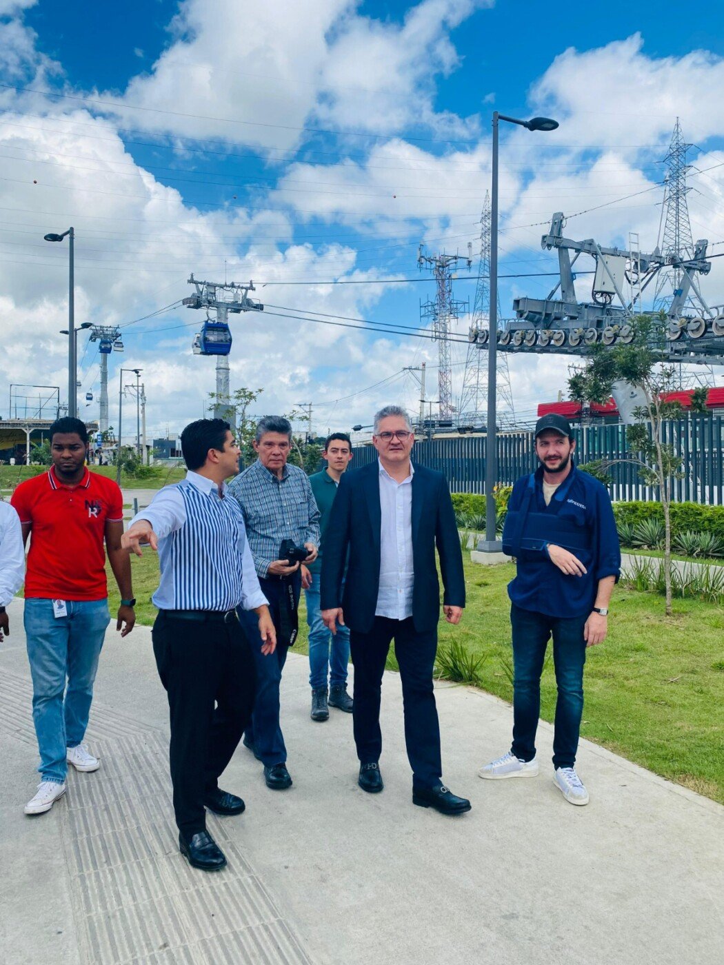 Delegación panameña junto a las cabinas y torres del teleférico de Santo Domingo