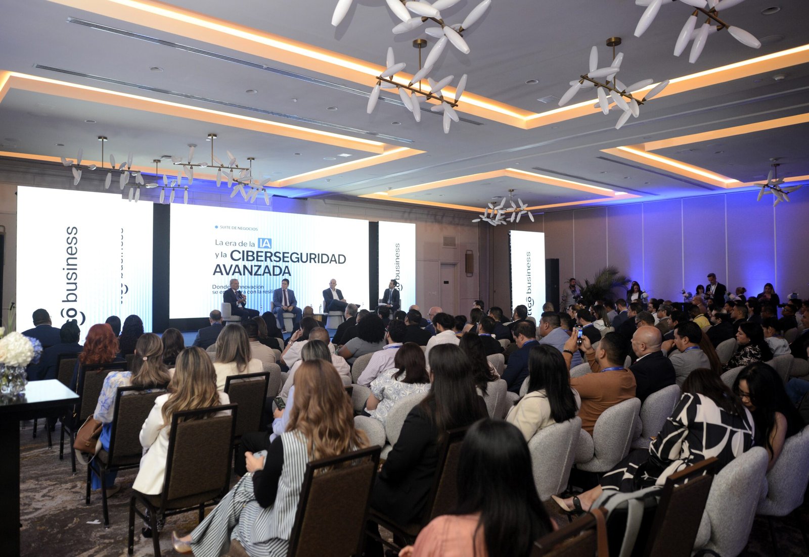 Panel sobre inteligencia artificial y ciberseguridad avanzada organizado por Tigo Business y Bloomberg Línea en Panamá