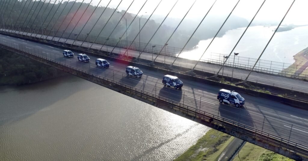 Vehículos de Tigo Panamá sobre un puente durante una operación de conectividad