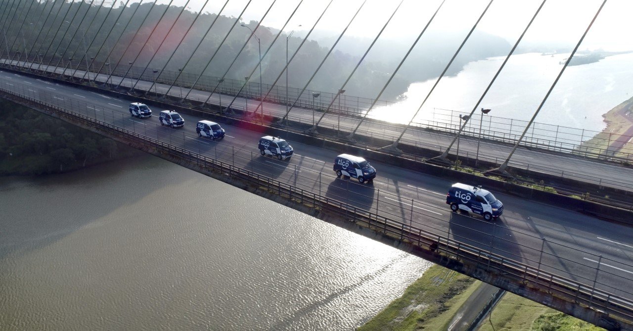 Vehículos de Tigo Panamá sobre un puente durante una operación de conectividad