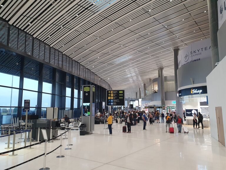 Pasajeros caminando por el vestíbulo de la Terminal 2 del aeropuerto de Tocumen