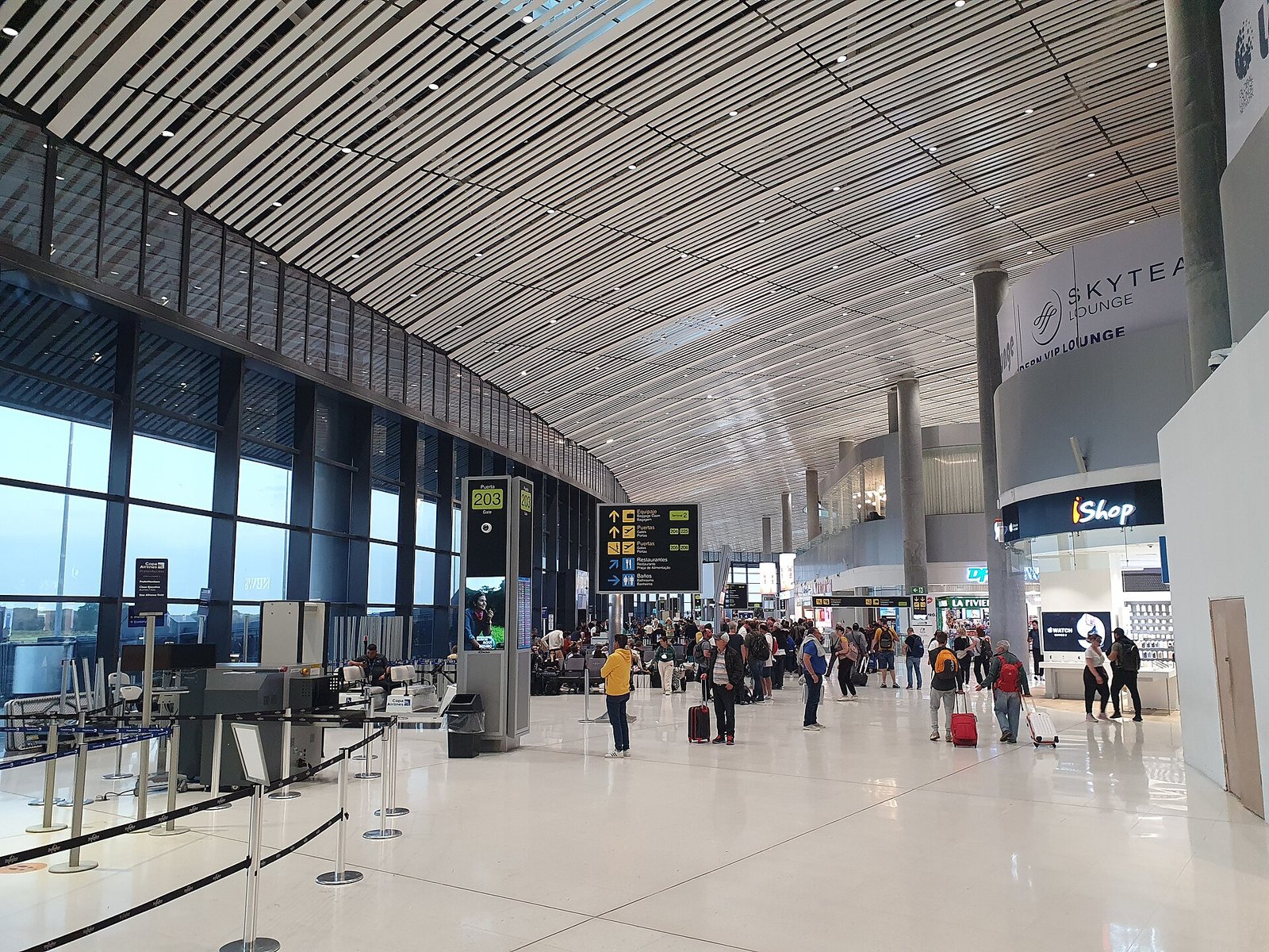 Pasajeros caminando por el vestíbulo de la Terminal 2 del aeropuerto de Tocumen