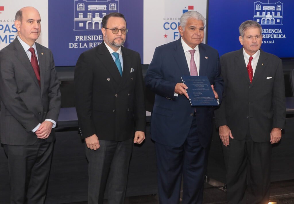 Los tres ministros de la comisión interministerial durante la entrega del informe sobre Cobre Panamá al presidente Mulino.