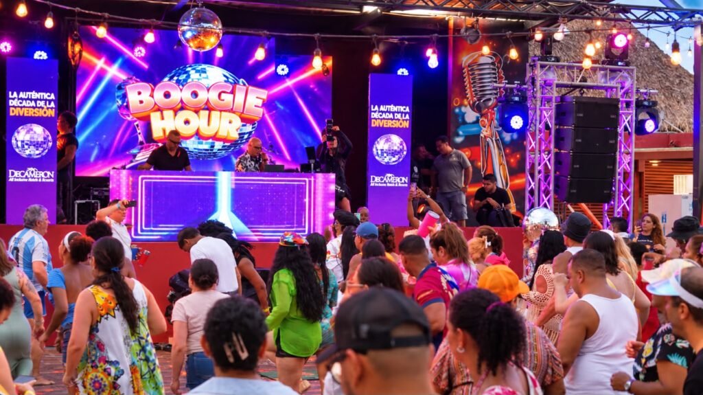 Público frente a la tarima de Boogie Hour en Grand Decameron Panamá