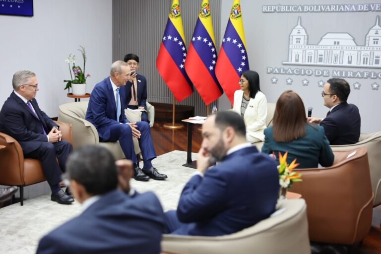 Mike Wirth, presidente ejecutivo de Chevron, reunido con Delcy Rodríguez en el Palacio de Miraflores