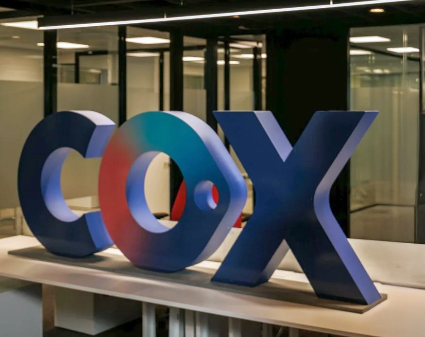 Logotipo de Cox en una oficina de la compañía