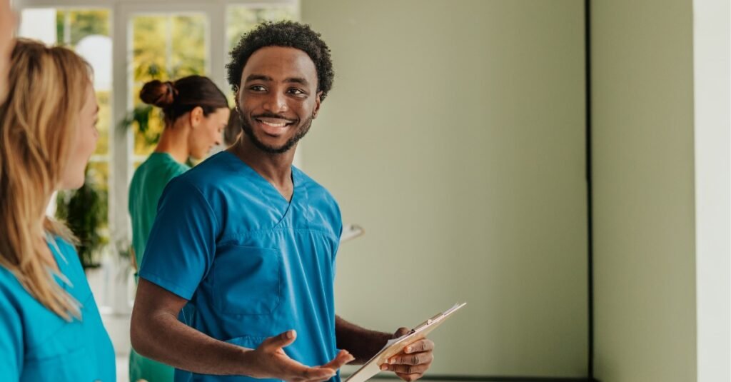 Personas con uniforme sanitario conversan en un espacio de trabajo.