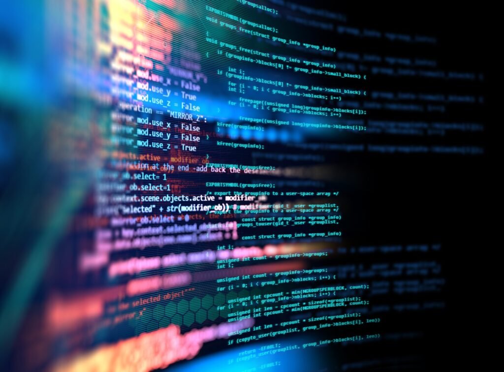 Pantalla con código de programación, ilustración de tecnología y transformación digital.