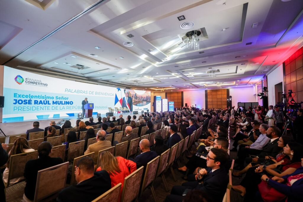 José Raúl Mulino habla ante asistentes al XVIII Foro Nacional para la Competitividad