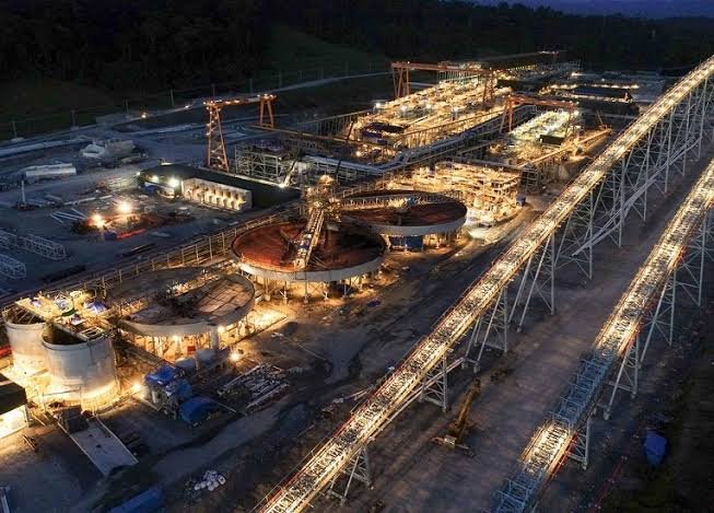Vista aérea nocturna de la planta de procesamiento de la mina Cobre Panamá, con las fajas transportadoras iluminadas.