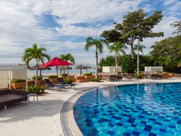 Piscina y área de descanso frente al Pacífico en Farallón, Panamá