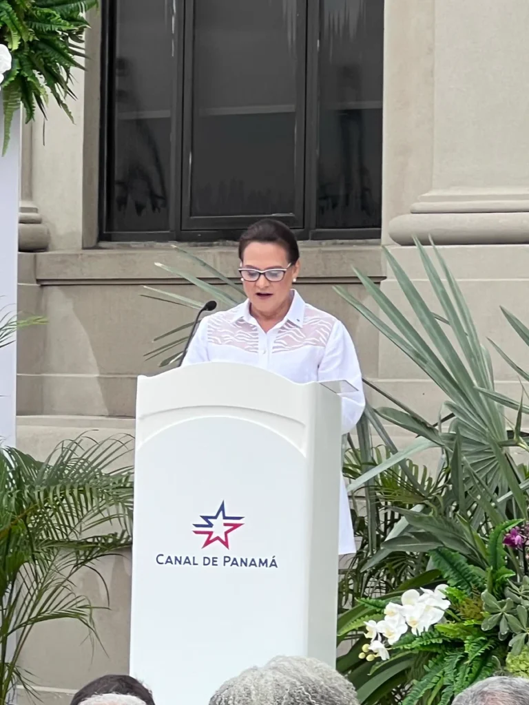 Ilya Espino recibe un Canal que busca reinventarse más allá del tránsito de buques - Panamá y Centroamérica