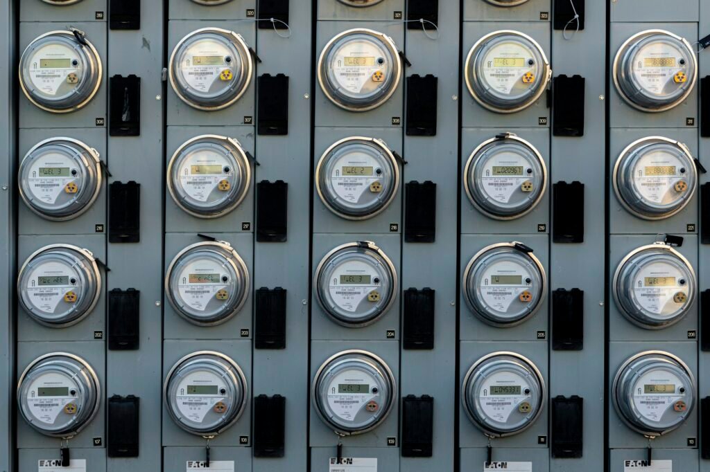 Fila de medidores eléctricos digitales instalados en un edificio