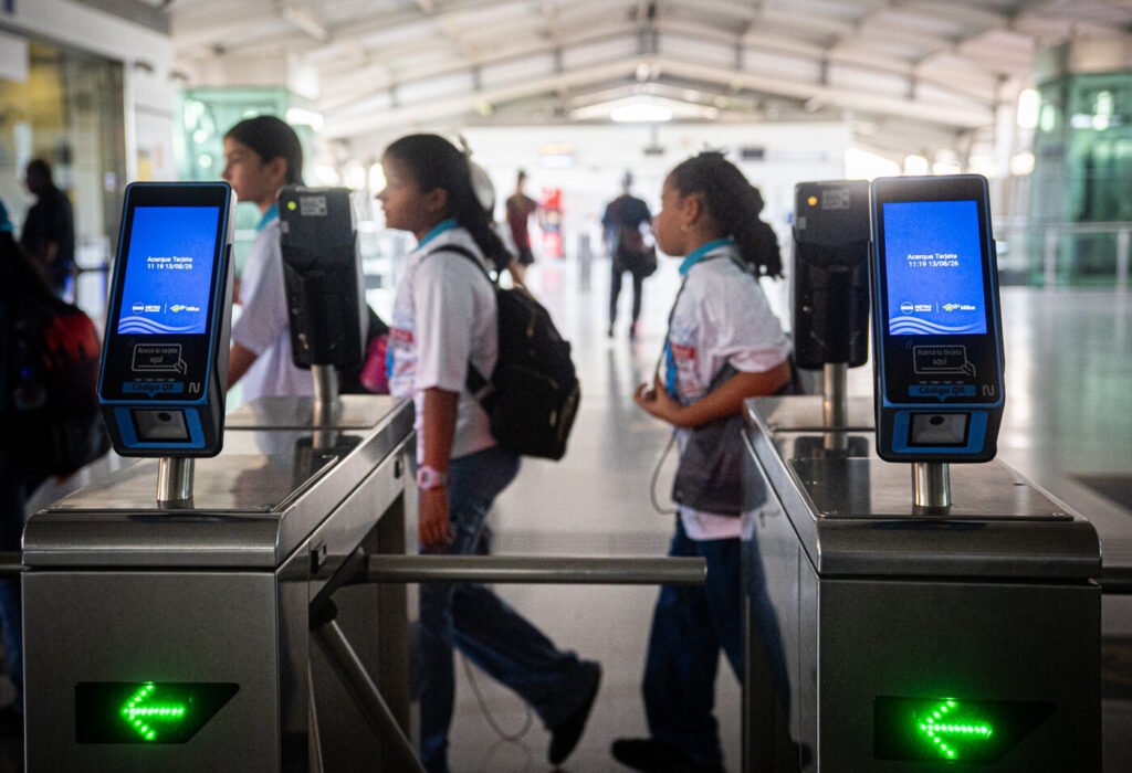 Usuarios del Metro de Panamá cruzan los torniquetes del nuevo sistema de recaudo, en agosto de 2026. Foto: Metro de Panamá.