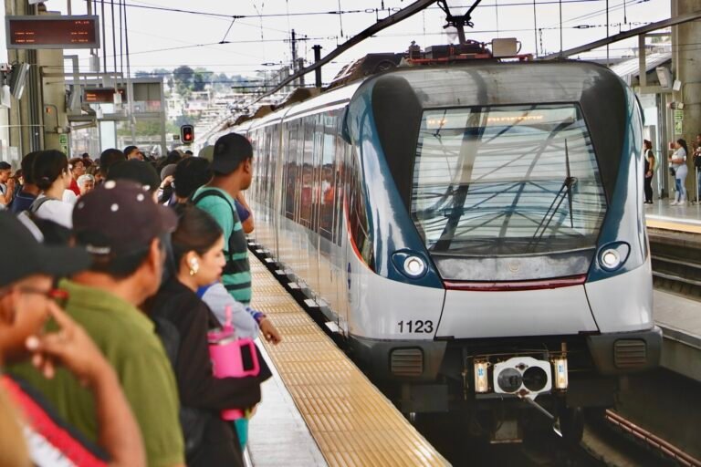 Tren y pasajeros en un andén de la estación San Miguelito del Metro de Panamá.