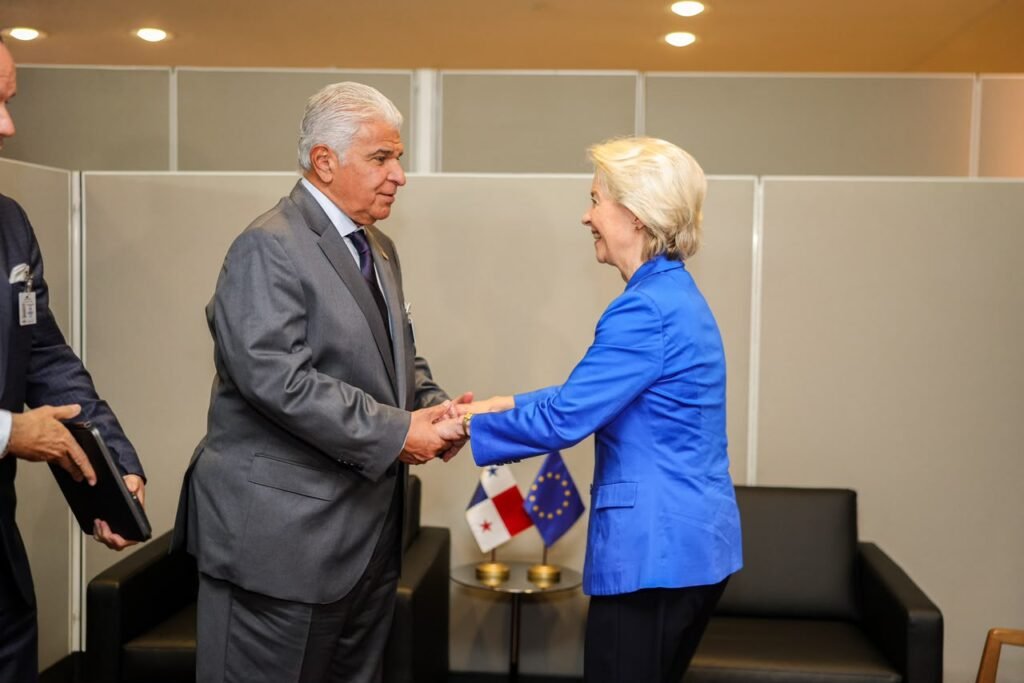 José Raúl Mulino y Úrsula von der Leyen se saludan durante su encuentro en Nueva York.