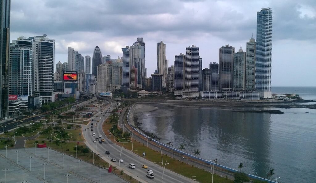 Vista de los edificios de la ciudad de Panamá y la avenida Balboa frente a la bahía.