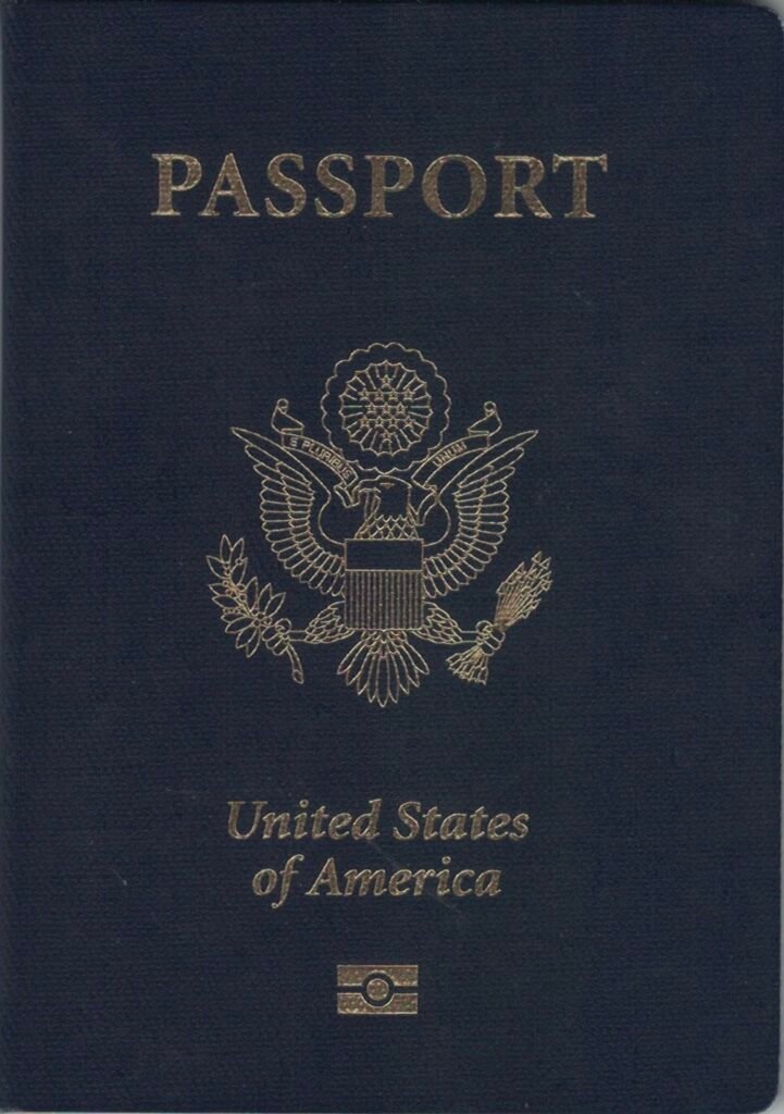 Portada azul marino del pasaporte de Estados Unidos, con la palabra PASSPORT en la parte superior, el Gran Sello en el centro y el símbolo del chip biométrico al pie.
