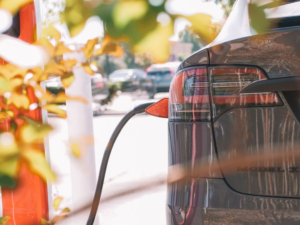 Detalle del cable de recarga conectado a un automóvil eléctrico.