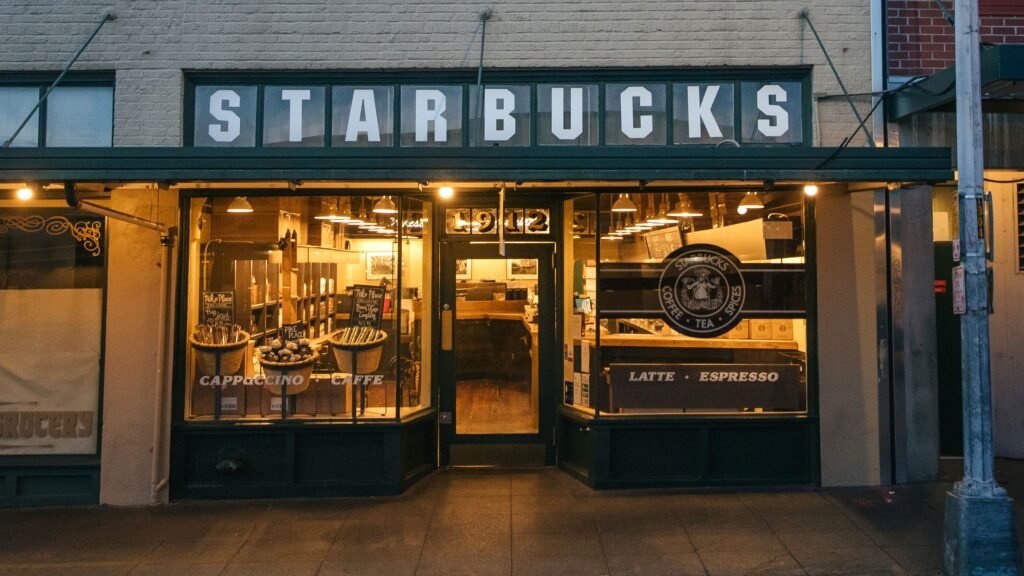 Fachada de Starbucks en una fotografía corporativa de archivo.