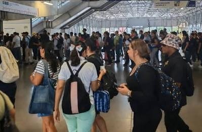 Nuevo sistema de transporte enfrenta su primera gran prueba: tecnología, filas y usuarios que reclaman por sus saldos - Panamá y Centroamérica