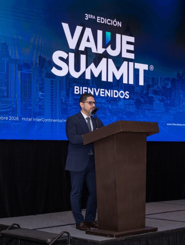 Intervención en el escenario de VALUE Summit 2026, con el nombre del encuentro al fondo.