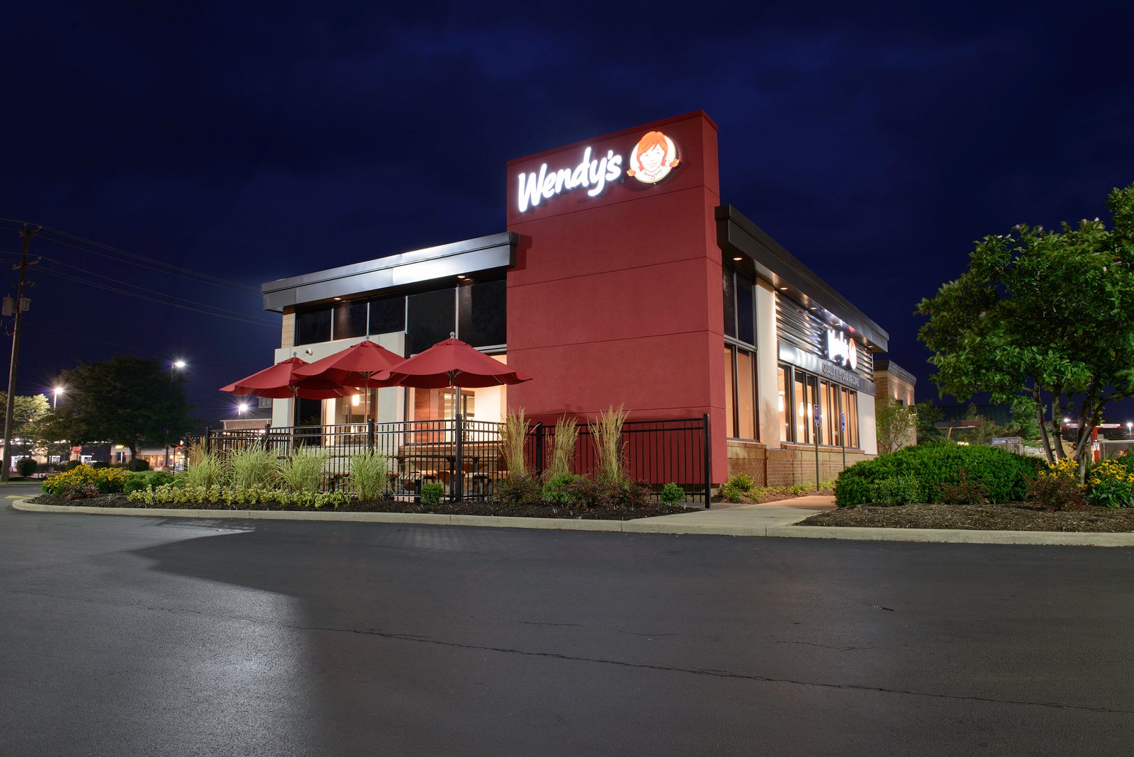 Exterior iluminado de un restaurante Wendy’s en una fotografía oficial de archivo.