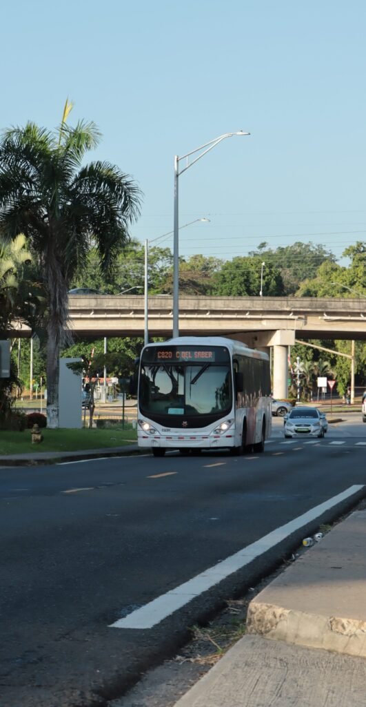 Alza del diésel y la falta de inversión ponen presión sobre las finanzas de MiBus - Panamá y Centroamérica