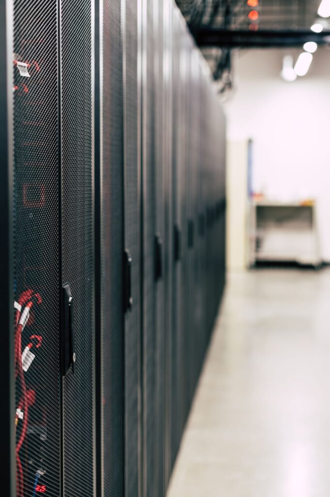 Gabinetes de servidores y cableado en un centro de datos